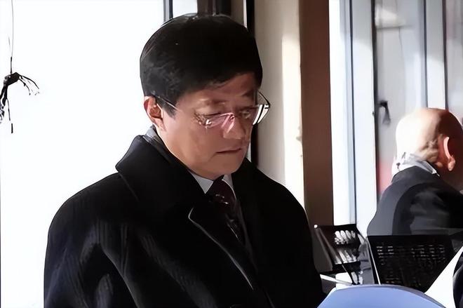 退休六年后依旧被查欠下2100亿巨款央企原董事长被带走！(图2)