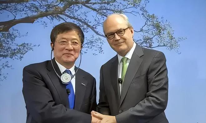 退休六年后依旧被查欠下2100亿巨款央企原董事长被带走！(图11)