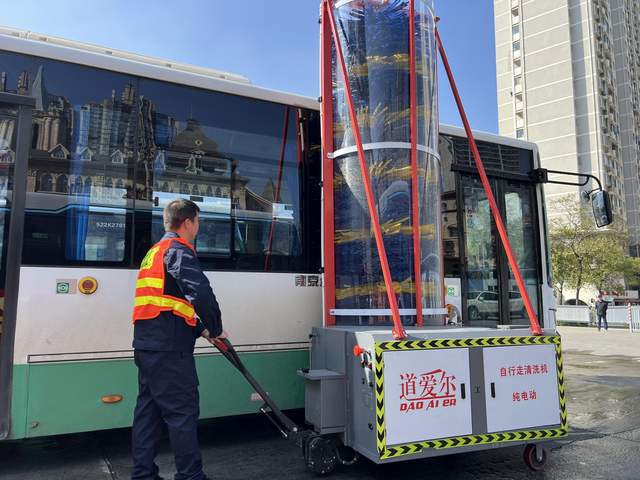 武汉公交首批自行走洗车机投用 2分钟就能清洗一辆车