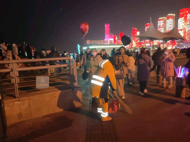 “你好2025”环卫保障为跨年增添洁净与温暖