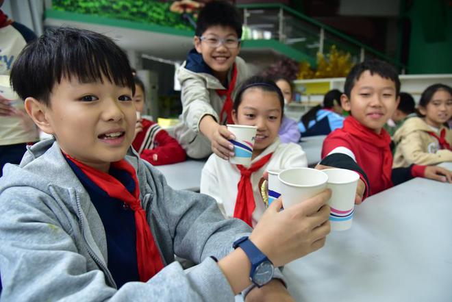 暖暖的姜茶驱寒防感冒台风天沪上“中小幼”有哪些暖心举措