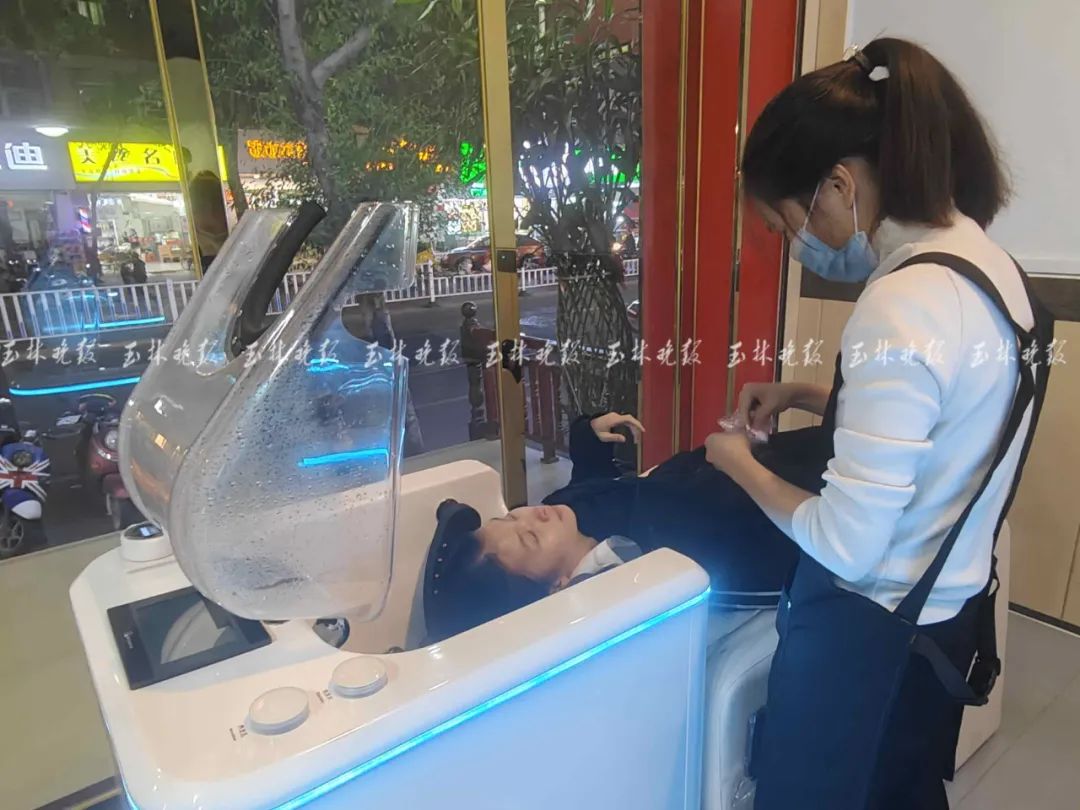 一边洗头一边按摩！玉林街头现AI智能洗头店(图2)
