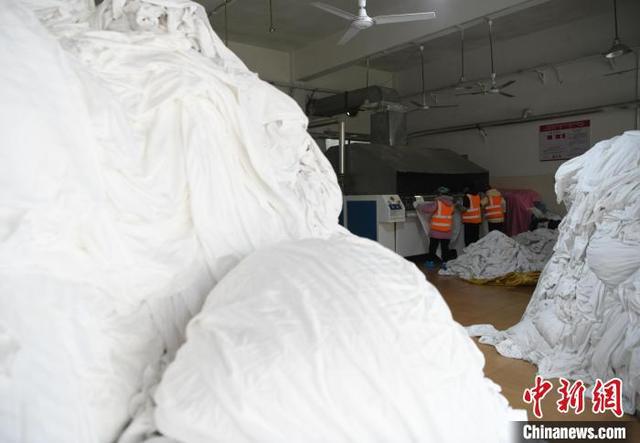 南铁春运“大后方”洗衣厂：每天为近4万件卧具“换新颜”(图2)