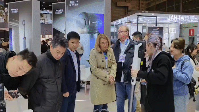 AWE2025：TINECO添可展示洗地机、智能厨电新品 融合AI智能与家居美学(图4)