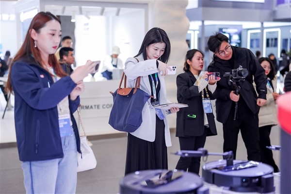 洗烘套装首次亮相AWE2025 石头科技重塑清洁生态未来蓝图(图3)
