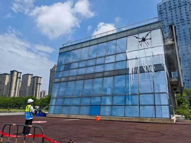就在漳州市区无人机清洗大楼外立面！一台机器顶20-50个人工！低空经济新应用！(图1)