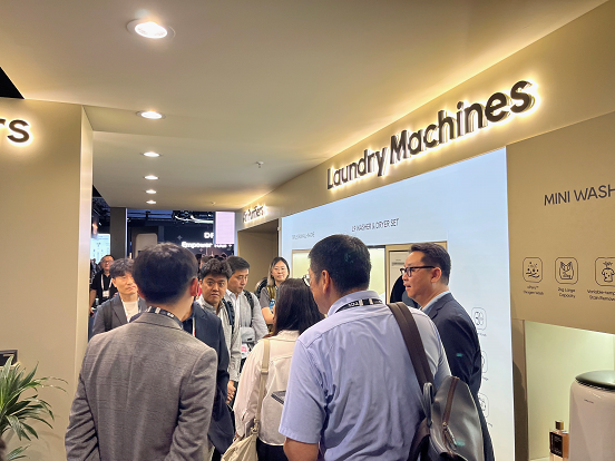 IFA 2025：施魏因斯泰格打卡追觅亲身体验L9洗烘黑科技(图2)