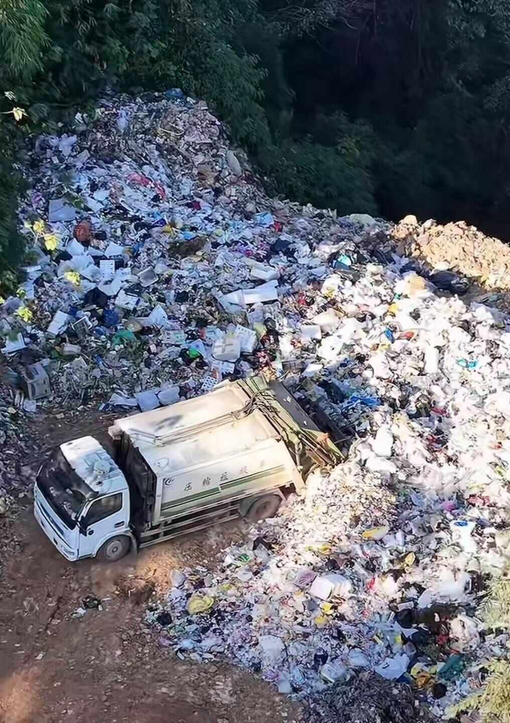 云南澜沧县被指将大量垃圾直排天坑溶洞官方：已展开清理(图2)